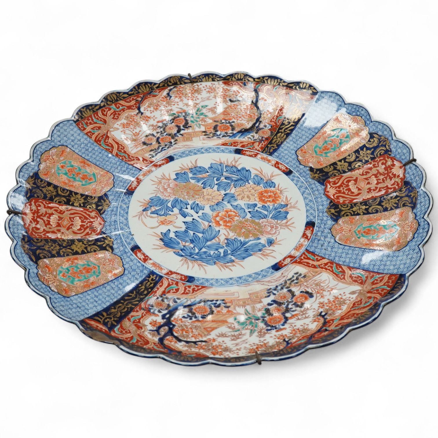 A large Japanese Imari charger, Meiji period (1868-1912), 62cm